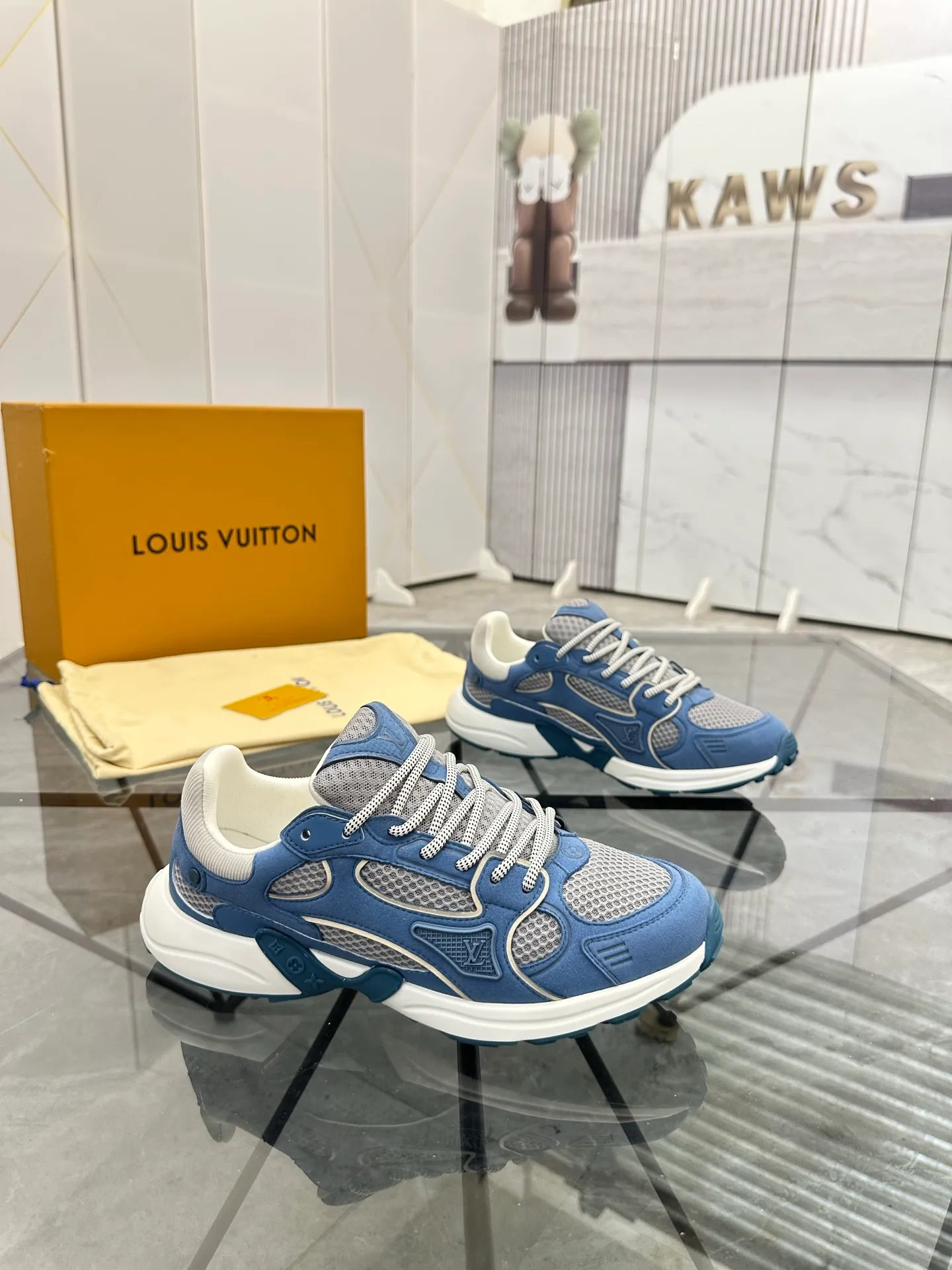 Men's shoes: 💰P660¥ Top quality Product trademark: LV* "Louis Vuitton*" low-top casual shoes Regular size: 35-44 (can be customized to 45.46) Couple style Product materials: Upper imported cowhide stitching original material, breathable lining, original outsole. Number: H218